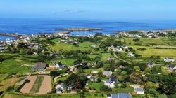 PORSPODER : Propriété de standing T8 récente ossature bois avec double garage proche du rivage sur un grand parc de 2880 m2