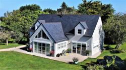 PORSPODER : Propriété de standing T8 récente ossature bois avec double garage proche du rivage sur un grand parc de 2880 m2