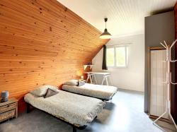 GUILERS : propriété avec maison 7 pièces et grand terrain au calme