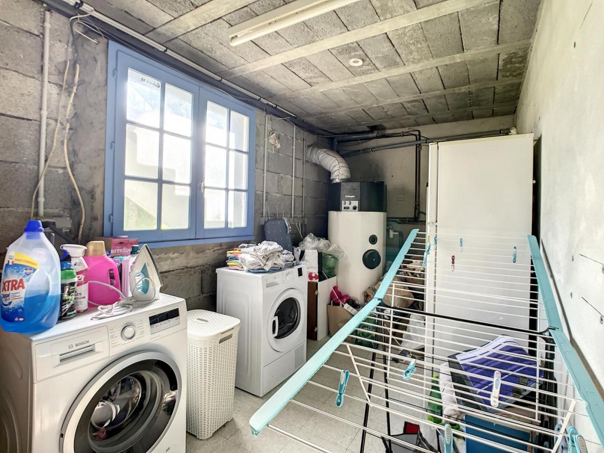 GUILERS : propriété avec maison 7 pièces et grand terrain au calme