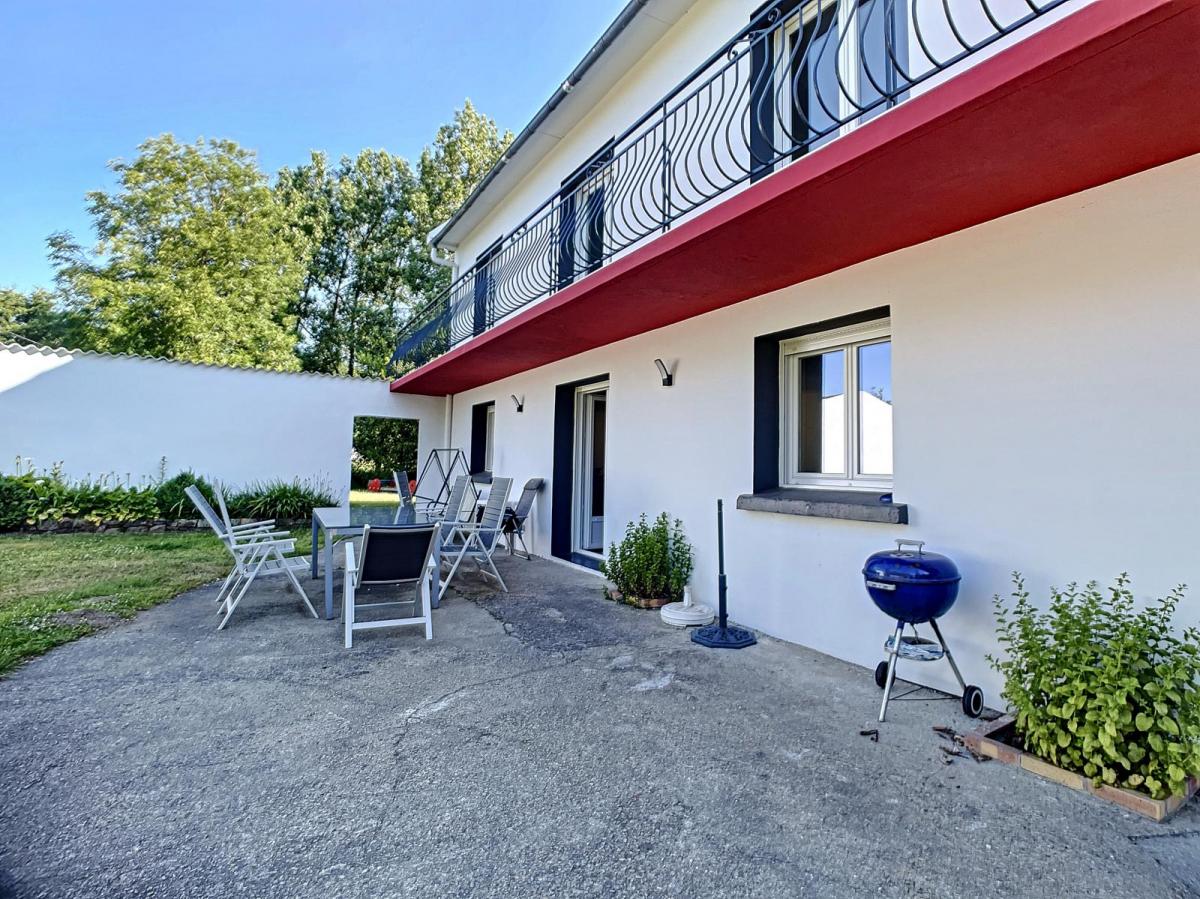 GUILERS : propriété avec maison 7 pièces et grand terrain au calme