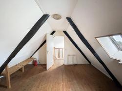 LOGONNA-DAOULAS : Dans le bourg, en impasse, jolie maison en pierre de 1650 à rénover