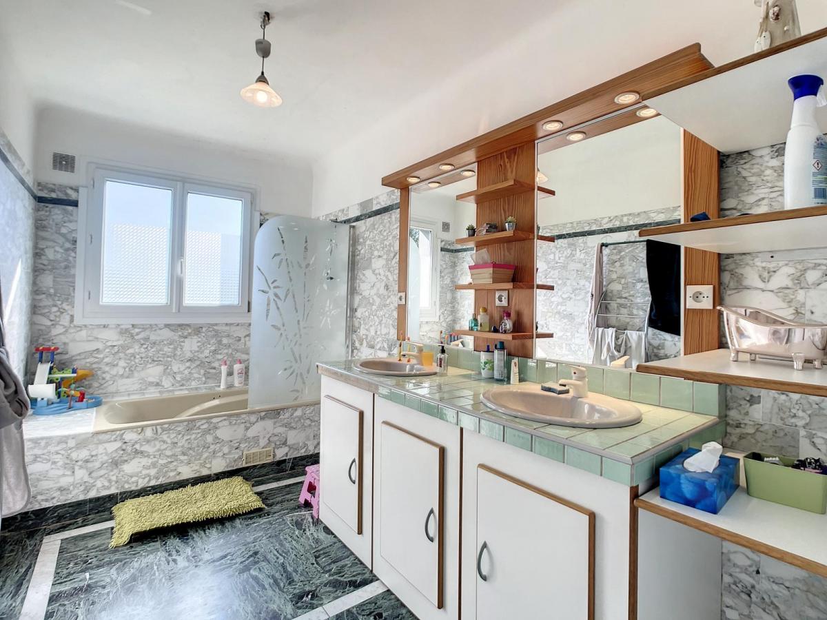 GUILERS : propriété avec maison 7 pièces et grand terrain au calme