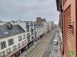 BREST CENTRE-VILLE : au dernier étage, lumineux appartement de 75m² avec deux chambres