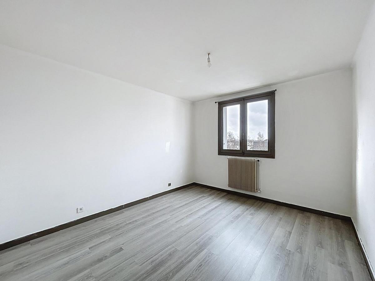 BREST KERICHEN : Bel appartement T5 de 98m2 au dernier étage avec parking privé