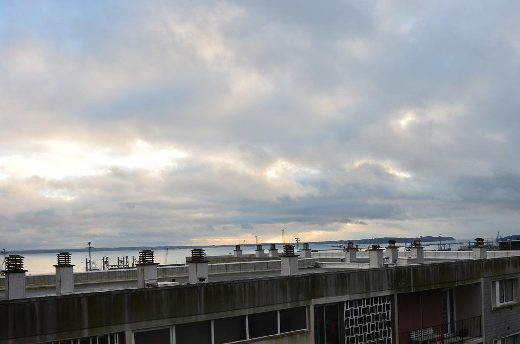 BREST : bien placé et avec vue mer, appartement T4 avec balcons a rénover 