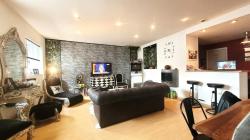 LESNEVEN :APPARTEMENT T3 AVEC UN LOCAL COMMERCIAL POUR UNE SUPERFICIE TOTAL 159 M² EN PLEIN CENTRE DE LESNEVEN