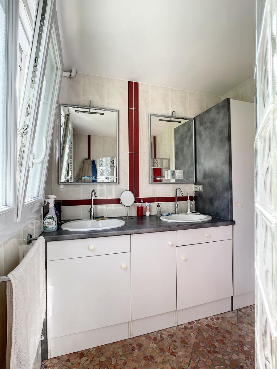 GUILERS : propriété avec maison 7 pièces et grand terrain au calme