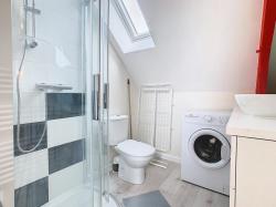 PONT-DE-BUIS : Agréable studio rénové en dernier étage