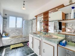 GUILERS : PROPRIÉTÉ AVEC MAISON T7 ET GRAND T2 AU RDC SUR UN TERRAIN DE 10390 M2 AU CALME