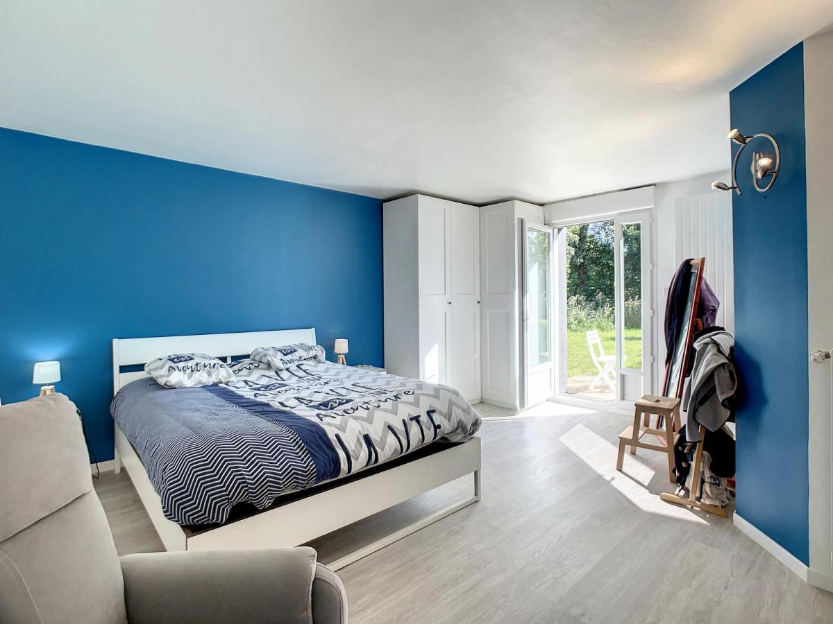 GUILERS : propriété avec maison 7 pièces et grand terrain au calme