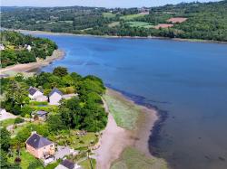 Au bord de l'eau, ravissante propriété avec demeure 7 pièces, terrasses et parcelle de 1900m²