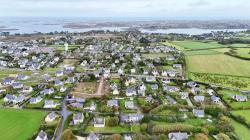 LANDÉDA : proche mer, jolie maison en pierres atypique