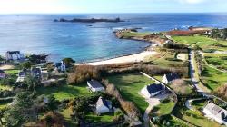 LANDUNVEZ : Proche du port d'Argenton, magnifique propriété avec accès direct à la plage de Gwen Trez