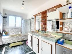 GUILERS : propriété avec maison 7 pièces et grand terrain au calme