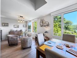 Au bord de l'eau, ravissante propriété avec demeure 7 pièces, terrasses et parcelle de 1900m²