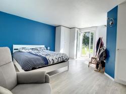 GUILERS : propriété avec maison 7 pièces et grand terrain au calme