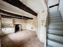 LOGONNA-DAOULAS : Dans le bourg, en impasse, jolie maison en pierre de 1650 à rénover