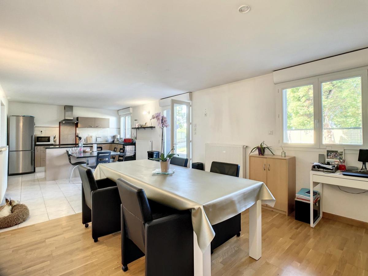 GUILERS : propriété avec maison 7 pièces et grand terrain au calme