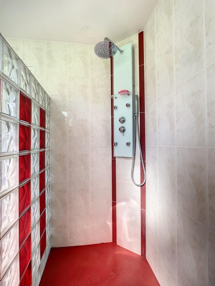GUILERS : PROPRIÉTÉ AVEC MAISON T7 ET GRAND T2 AU RDC SUR UN TERRAIN DE 10390 M2 AU CALME
