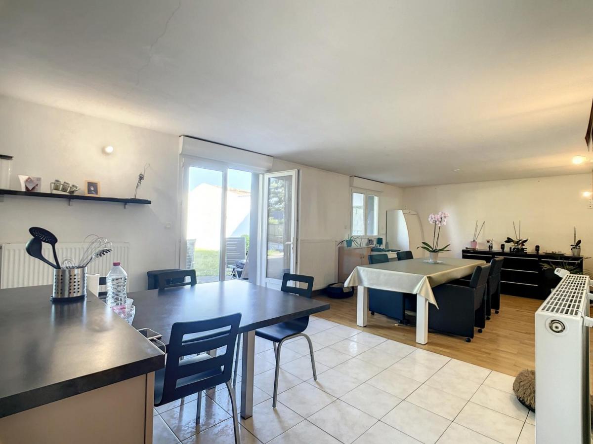 GUILERS : PROPRIÉTÉ AVEC MAISON T7 ET GRAND T2 AU RDC SUR UN TERRAIN DE 10390 M2 AU CALME