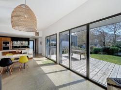 BREST RESTIC : Maison contemporaines aux tendances passives dans un environnement verdoyant