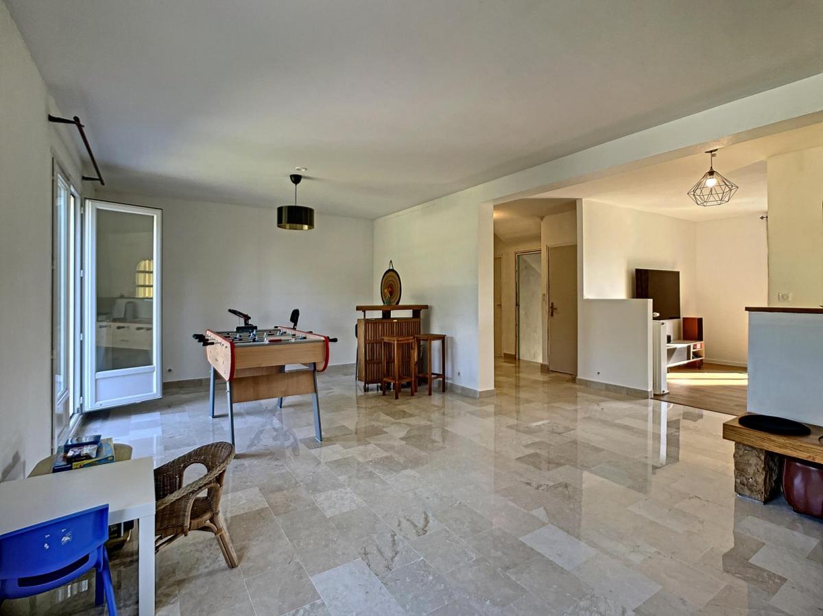 GUILERS : propriété avec maison 7 pièces et grand terrain au calme