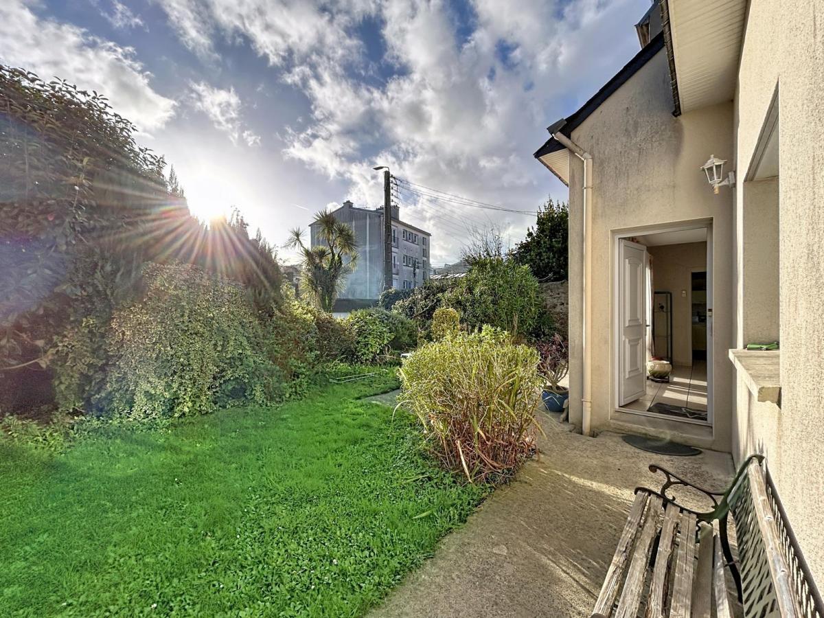 BREST QUATRE MOULINS : Jolie maison contemporaine de 94m2 avec double garage à rénover