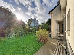 BREST QUATRE MOULINS : Jolie maison contemporaine de 94m2 avec double garage à rénover