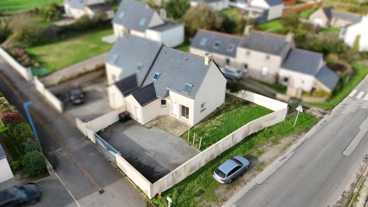 Maison T6 récente avec une chambre de plain-pied (PMR en rdc) sur une parcelle de 292 m2 proche du bourg