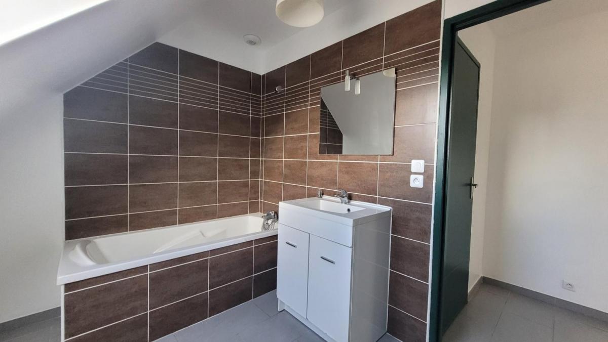 Maison T6 récente avec une chambre de plain-pied (PMR en rdc) sur une parcelle de 292 m2 proche du bourg