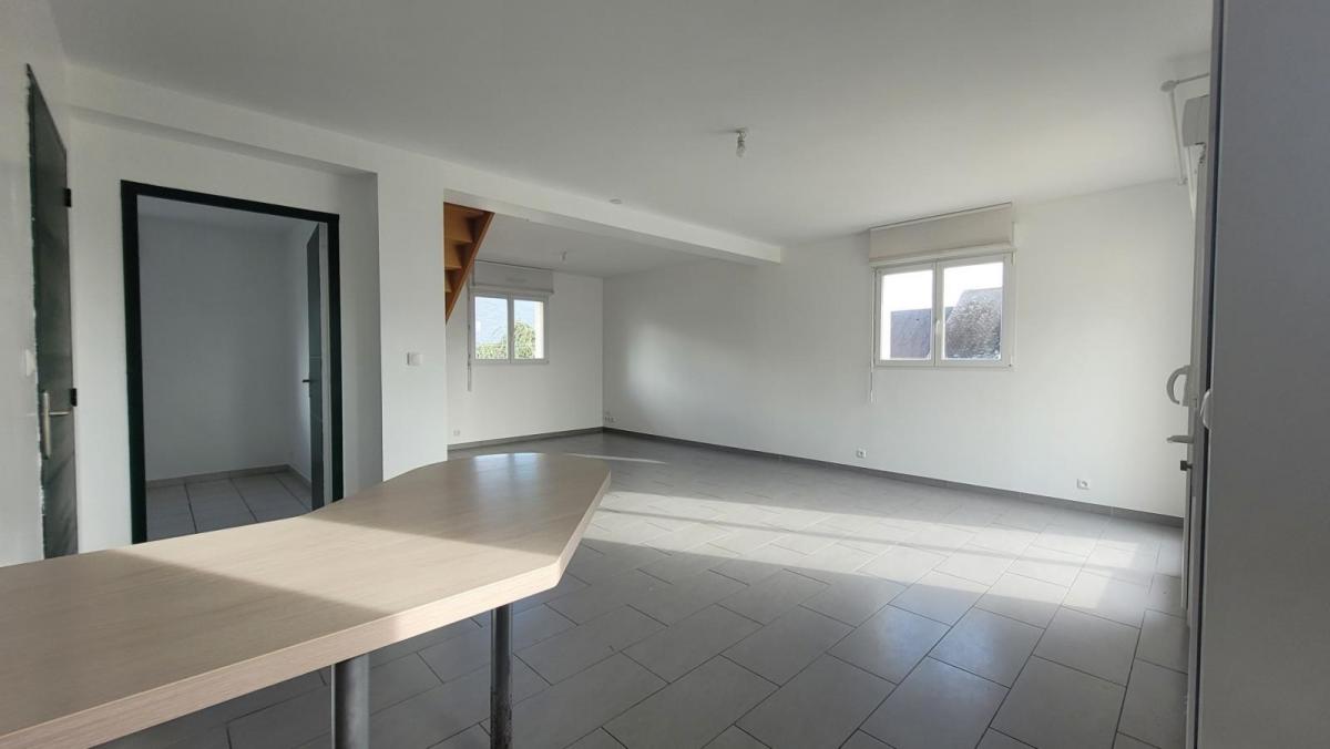 Maison T6 récente avec une chambre de plain-pied (PMR en rdc) sur une parcelle de 292 m2 proche du bourg