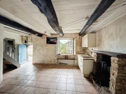 LOGONNA-DAOULAS : Dans le bourg, en impasse, jolie maison en pierre de 1650 à rénover
