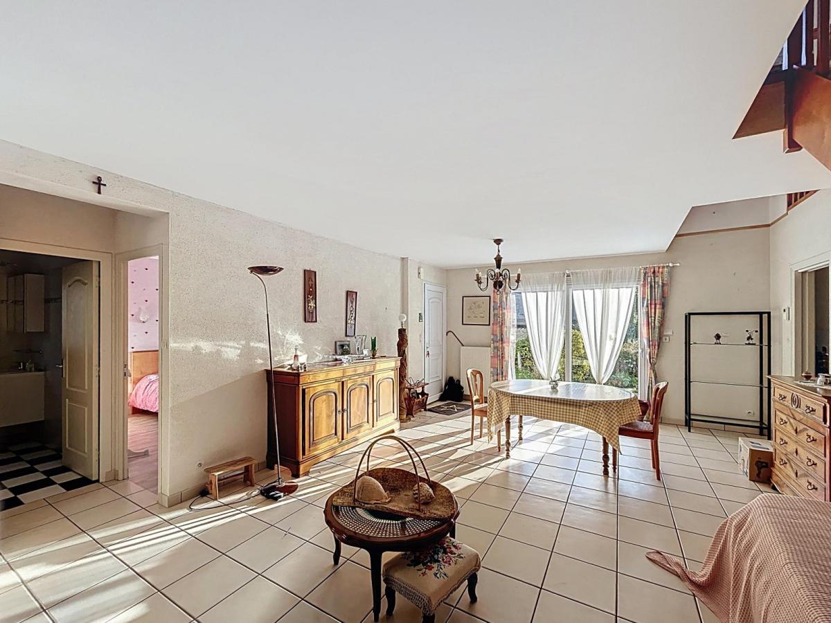 BREST QUATRE MOULINS : Jolie maison contemporaine de 94m2 avec double garage à rénover