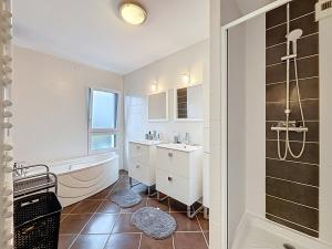 LE RELECQ-KERHUON: BELLE MAISON COMTEMPORAINE DE130m², 4 CHAMBRES