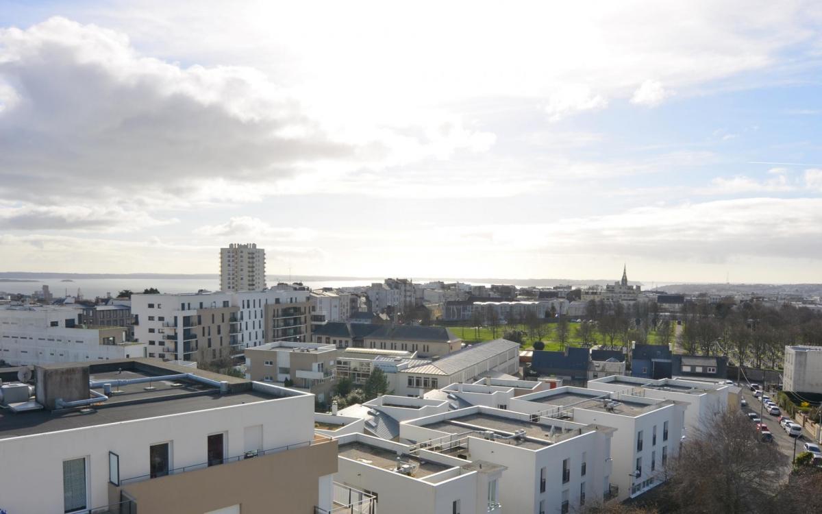 BREST : LUMINEUX APPARTEMENT 100M² AVEC BALCON, VUE DÉGAGÉE SUR LA RADE ET DEUX PARKINGS