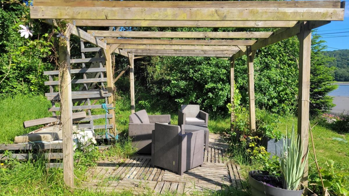 LA FOREST-LANDERNEAU: Ravissante propriété au bord de l’eau sur 1900 m² avec T2 indépendant – VENTE EN VIAGER