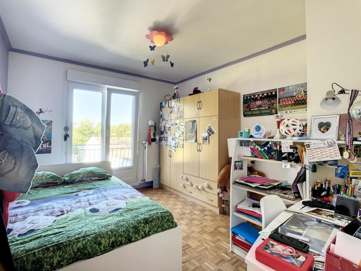 GUILERS : propriété avec maison 7 pièces et grand terrain au calme