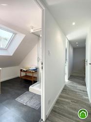 LESNEVEN : ravissante maison t4 bis rénovée avec trois chambres, bureau, sous-sol garage et jardin