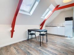 PONT-DE-BUIS : Agréable studio rénové en dernier étage