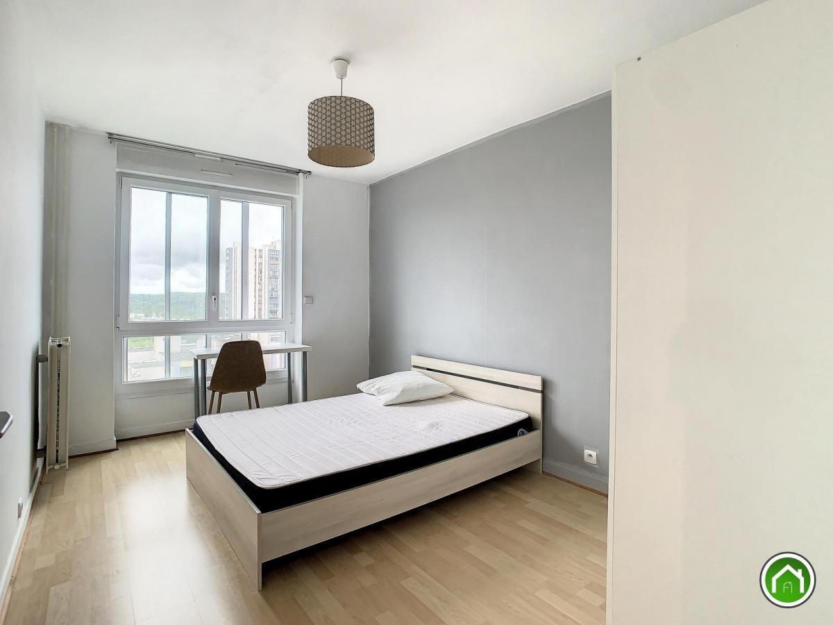 BREST : Bel appartement de 98m² avec 4 chambres, balcon et place de parking 