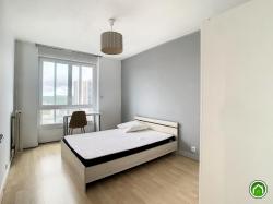 BREST : Bel appartement de 98m² avec 4 chambres, balcon et place de parking 