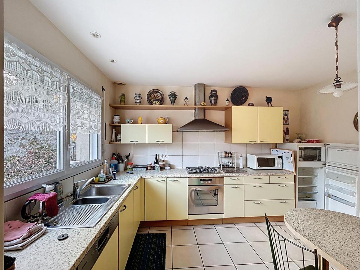 BREST QUATRE MOULINS : Jolie maison contemporaine de 94m2 avec double garage à rénover