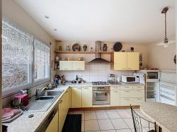 BREST QUATRE MOULINS : Jolie maison contemporaine de 94m2 avec double garage à rénover