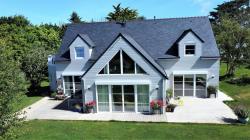 PORSPODER : Propriété de standing T8 récente ossature bois avec double garage proche du rivage sur un grand parc de 2880 m2