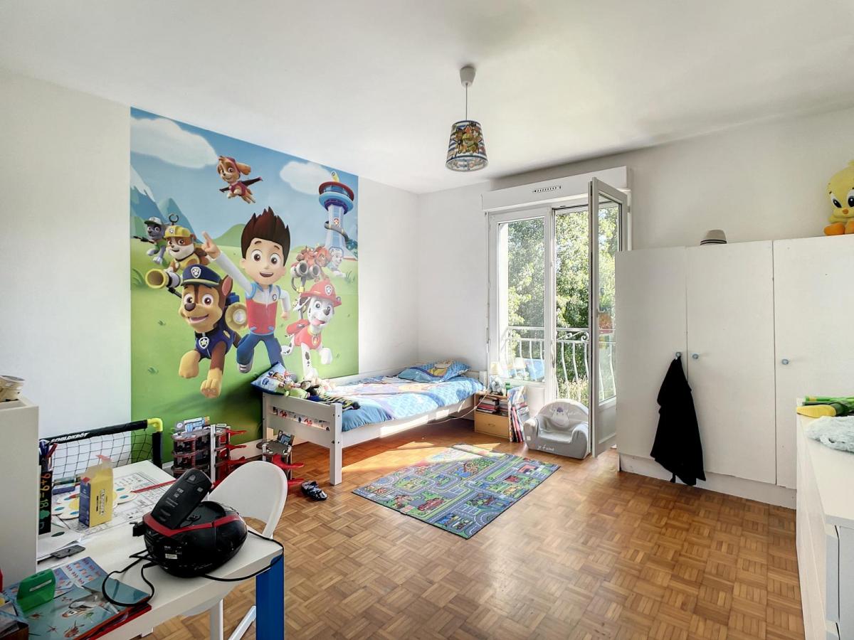 GUILERS : propriété avec maison 7 pièces et grand terrain au calme