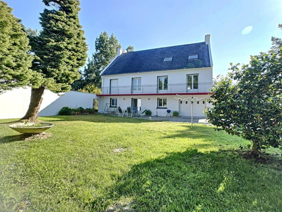GUILERS : PROPRIÉTÉ AVEC MAISON T7 ET GRAND T2 AU RDC SUR UN TERRAIN DE 10390 M2 AU CALME