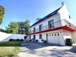 GUILERS : propriété avec maison 7 pièces et grand terrain au calme